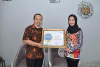 Penghargaan Bupati Hj. Asmin Laura Hafid dan Wakil Bupati H. Faridil Murad Terus Bertambah