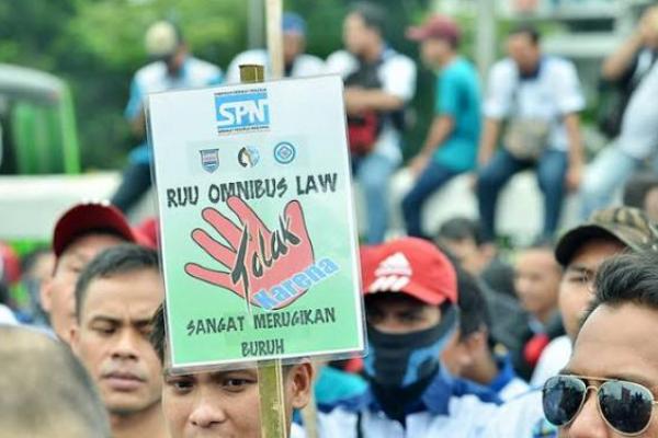 Aksi buruh menolak Omnibus Law