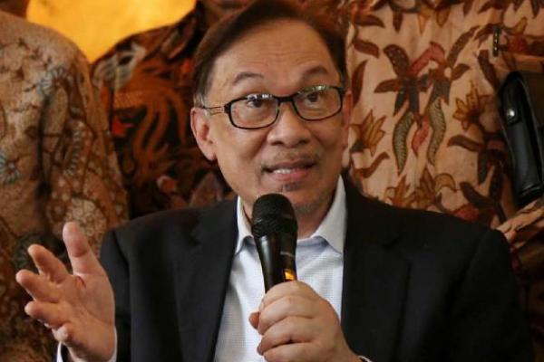 Pemimpin oposisi Malaysia Anwar Ibrahim serahkan dukungan lebih 120 anggota parlemen kepada Raja