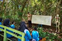 Guru Biologi Sulap Hutan Bersampah jadi Laboratorium Alam