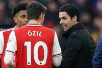 Ozil Kekeh Tak Akan Tinggalkan Arsenal Sebelum Selesai Kontrak 