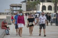 Warga Tunisia dan turis mengenakan masker sebagai tindakan pencegahan terhadap pandemi Covid-19 di Soussa, Tunisia pada 05 Oktober 2020 [Yassine Gaidi / Anadolu Agency]