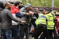 Fans MU Demo di Old Trafford, Gary Neville: Glazer Patut Disalahkan