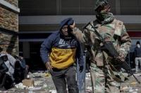 Afsel Bakal Terjunkan 25 Ribu Tentara untuk Atasi Meluasnya Penjarahan
