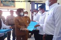 Bupati Laura Serahkan SK kepada 21 Ketua RT Terpilih di Kelurahan Nunukan Timur