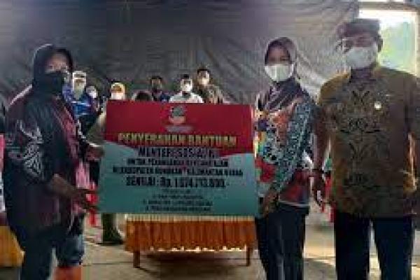 Mensos Risma Bawa Langsung Bantuan ke Lokasi Banjir Kalimantan Utara