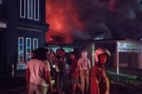 Diduga Korsleting Listrik, Satu Unit Rumah Samping Hotel Lima Dara Kaltara Dilalap Api