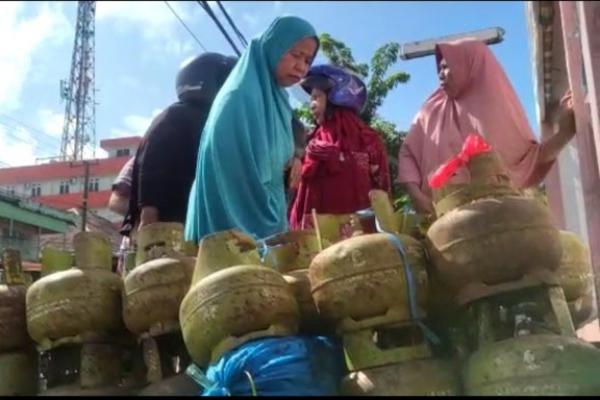 Antrean Emak-emak Tarakan Saling Dorong Demi Dapatkan Gas LPG 3 Kilogram Viral di Medsos