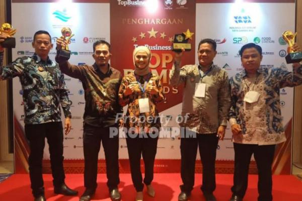 Bupati Nunukan, Hj. Asmin Laura Hafid, SE, MM, Ph.D ketika menghadiri penerimaan Award. Foto: Prokompim 