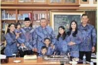 Keluarga besar SBY saat memakai seragam Batik Murni Asih