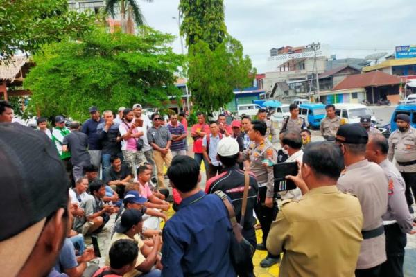 Tolak Keberadaan Maxim, Puluhan Sopir Angkot di Nunukan Mogok dan Memarkir Mobil Sepanjang Alun-alun