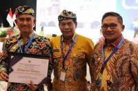 Wali Kota Tarakan dr. Khairul, M. Kes didampingi Gubernur Kalimantan Utara Drs. Zainal Paliwang, SH, M. Hum, sambil memegang penghargaan terkait pengendalian inflasi.