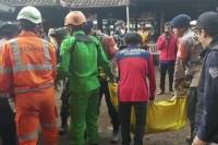 Tim SAR gabungan mengevakuasi korban meninggal setelah ditemukan tertimbun longsor. (FOTO: Humas Polda Jabar)
