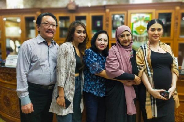 Artis Jelita Callebaut, Mama Doris dan Lina Geboy Lakukan Operasi di Klinik Bedah Plastik Queen