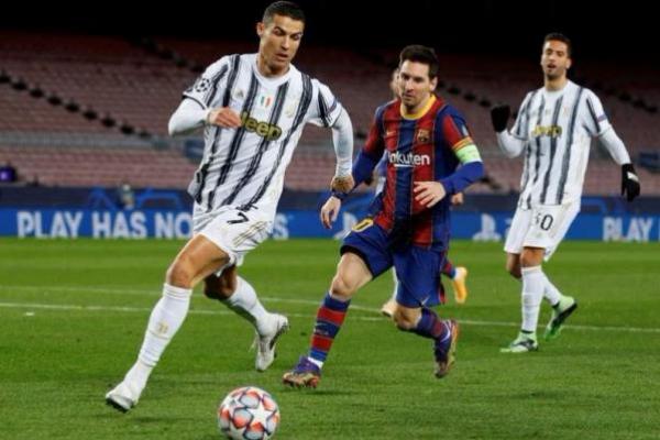 Lionel Messi dari FC Barcelona beraksi dengan Cristiano Ronaldo dari Juventus di Camp Nou, Barcelona, Spanyol, 8 Desember 2020. Foto: Reuters 