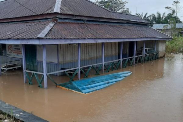 Empat desa di Kecamatan Sembakung, Kabupaten Nunukan, Kalimantan Utara tergenang banjir setinggi 4,65 meter sejak Senin (30/1) karena curah hujan yang tinggi. ANTARA/HO-BPBD Kabupaten Nunukan. 