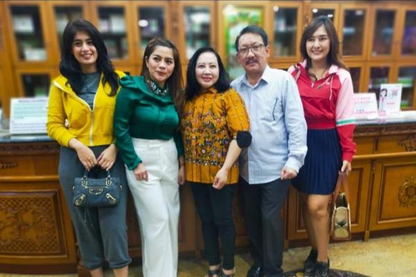 Bikin Suasana Klinik Meriah, 3 Artis Ibukota Datangi Queen Plastic Surgery Sunter