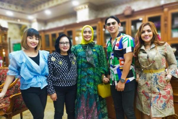 Klinik Bedah Plastik Queen Gandeng Pelanggan Setia Barbie, Irma, Irfan, Nana Mardiana, Gelar Santunan Anak Yatim 